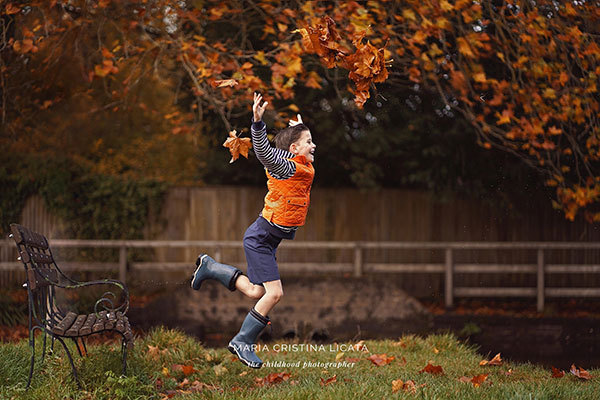 An Autumn family session: golden sunlight, rain & water