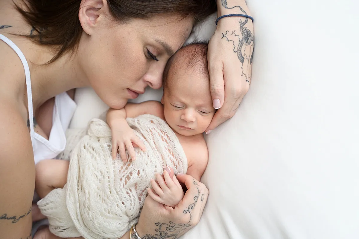 newborn_photoshoot_at_home_0021_webp newborn photoshoot at home london