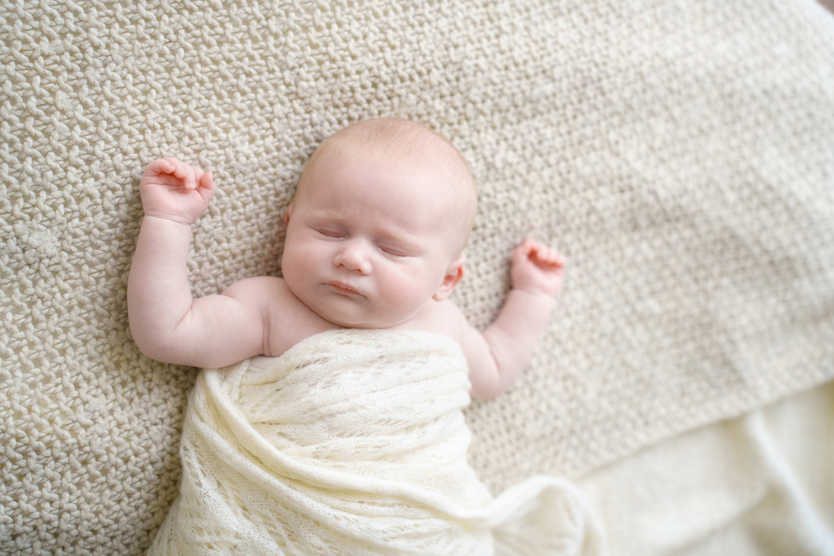 mother and baby newborn photoshoot basingstoke