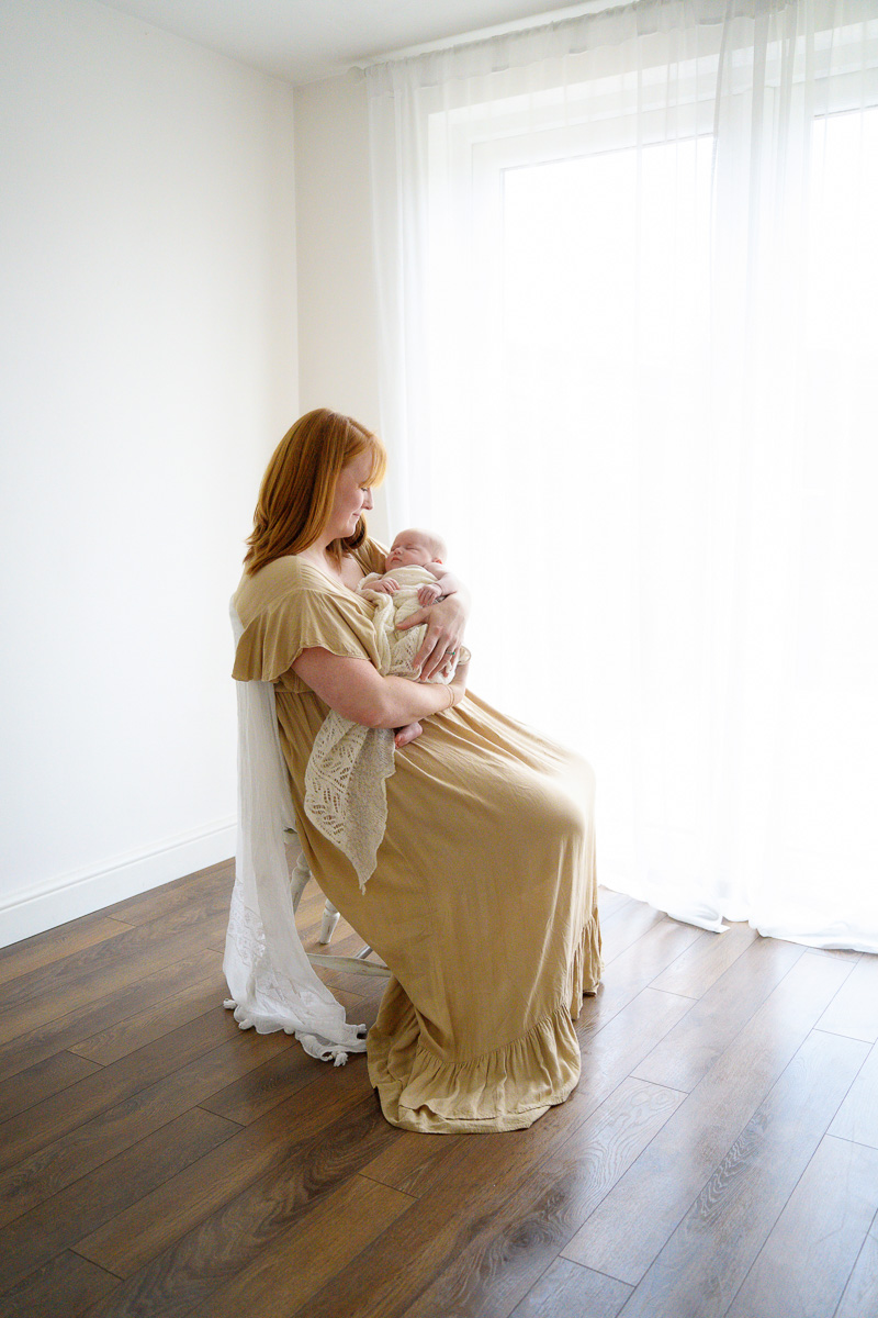 mother and baby newborn photoshoot basingstoke
