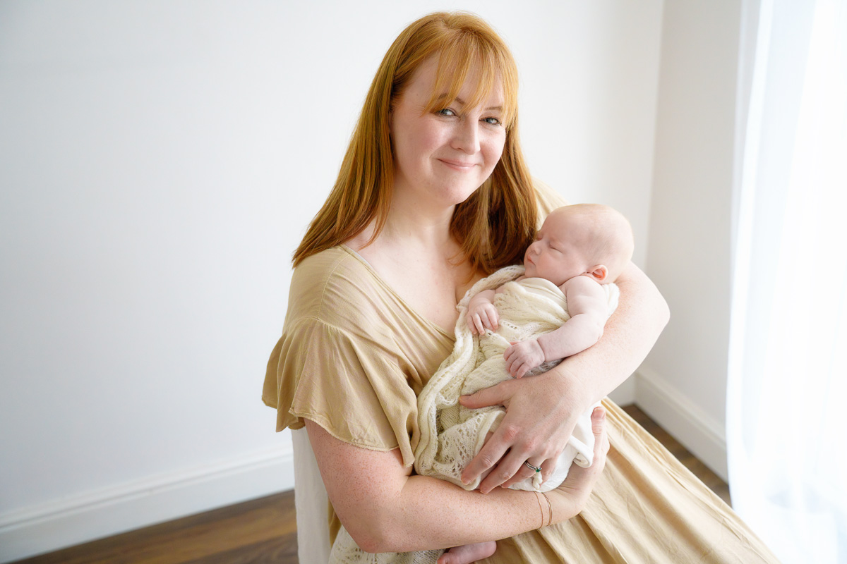 mother and baby newborn photoshoot basingstoke