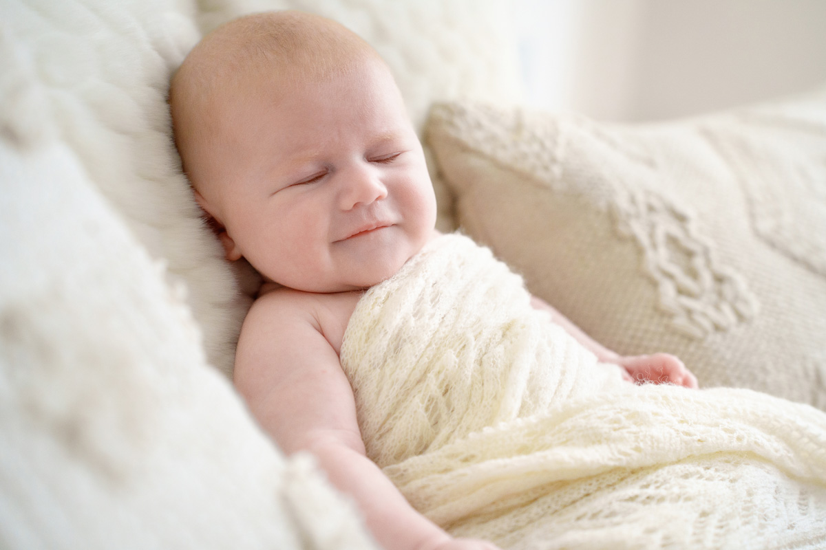 mother and baby newborn photoshoot basingstoke