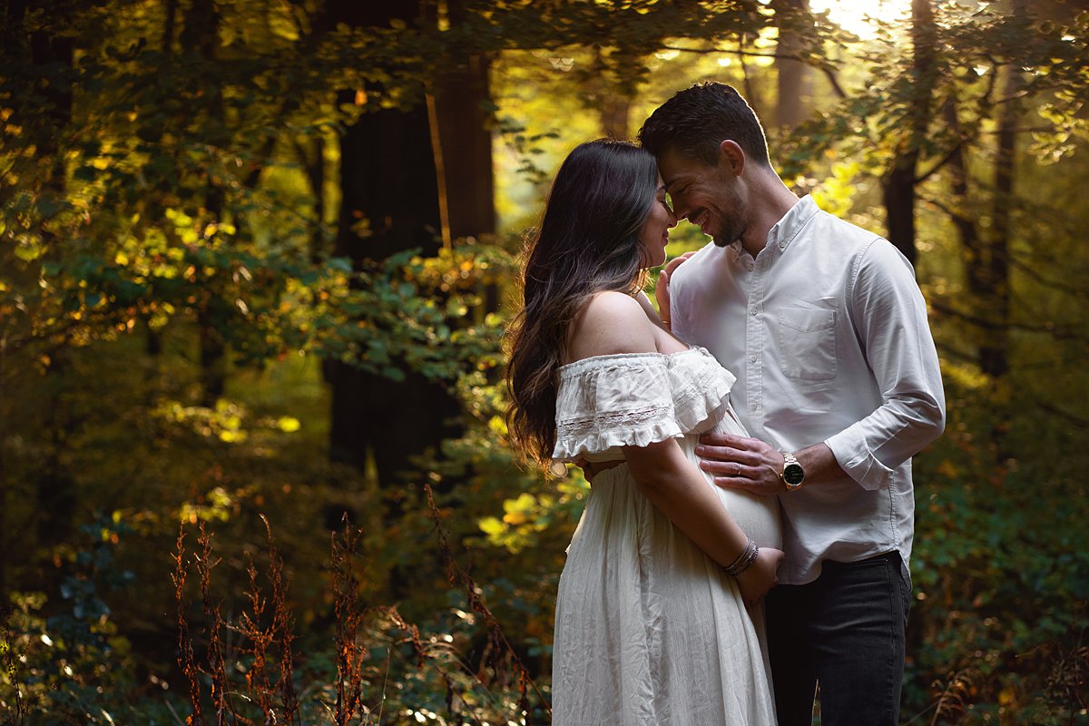 autumn-family-photoshoot_0073 Maternity couple in soft golden-hour light during a romantic woodland photoshoot in Hampshire – natural and intimate outdoor portrait by Maria Cristina Licata.