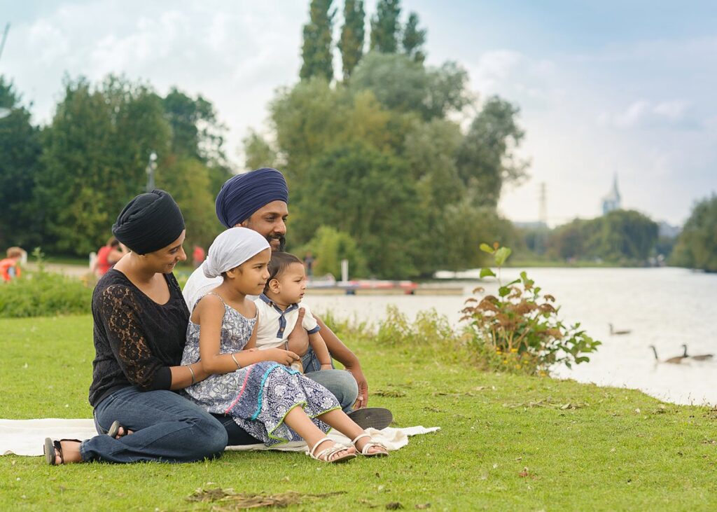family photographer reading